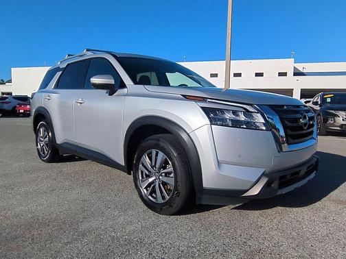 2023 Nissan Pathfinder SL 4WD