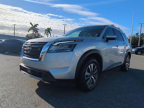 2023 Nissan Pathfinder SL 4WD