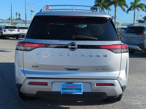 2023 Nissan Pathfinder SL 4WD