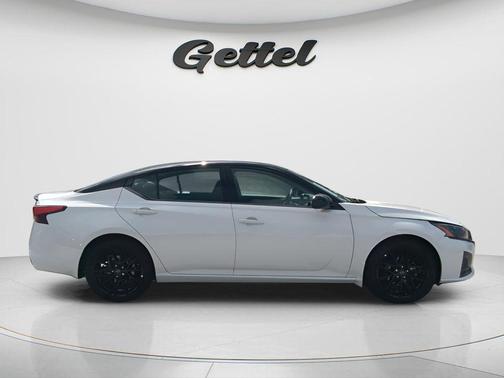 Pearl White Tricoat/Super Black 2026 Nissan Altima SR FWD