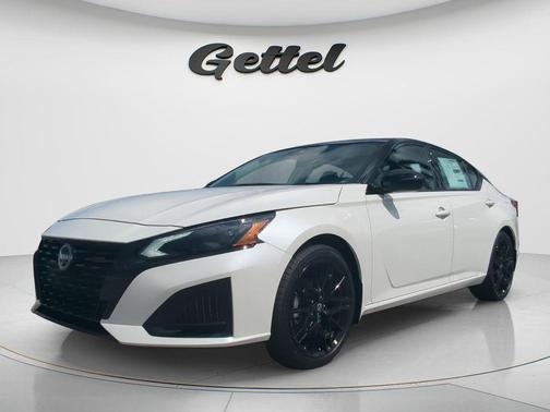 Pearl White Tricoat/Super Black 2026 Nissan Altima SR FWD