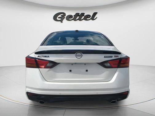 Pearl White Tricoat/Super Black 2026 Nissan Altima SR FWD