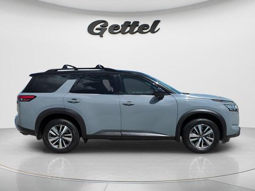 2023 Nissan Pathfinder SL FWD
