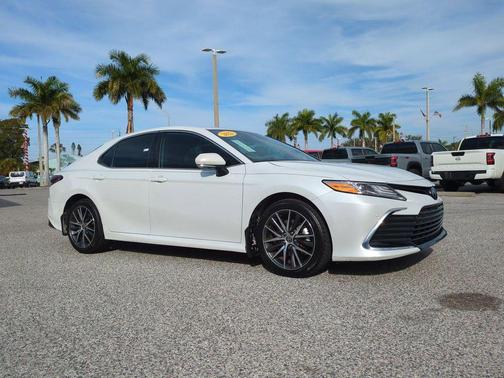 2022 Toyota Camry Hybrid XLE