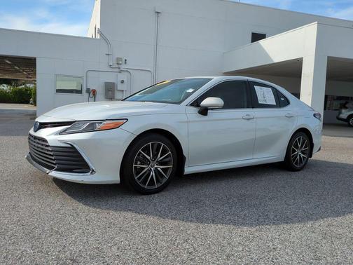 2022 Toyota Camry Hybrid XLE