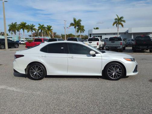 2022 Toyota Camry Hybrid XLE