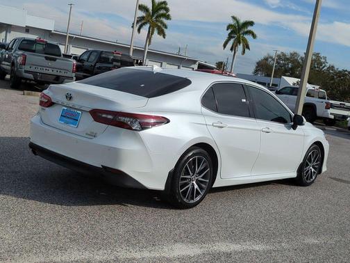 2022 Toyota Camry Hybrid XLE