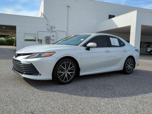 2022 Toyota Camry Hybrid XLE