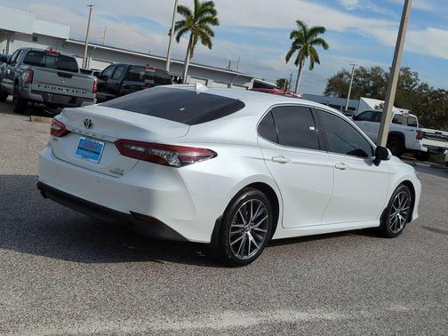 2022 Toyota Camry Hybrid XLE