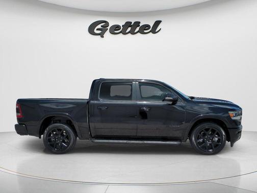 Diamond Black Crystal Pearlcoat 2022 RAM 1500 Laramie
