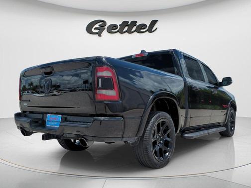 Diamond Black Crystal Pearlcoat 2022 RAM 1500 Laramie