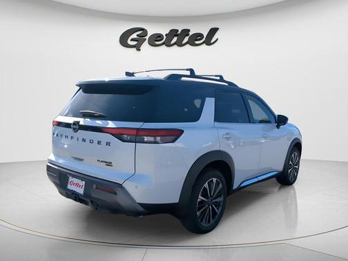 Everest White Pearl Tricoat/Super Black 2026 Nissan Pathfinder Platinum