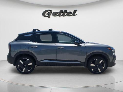 Gun Metallic/Super Black 2026 Nissan Kicks SR