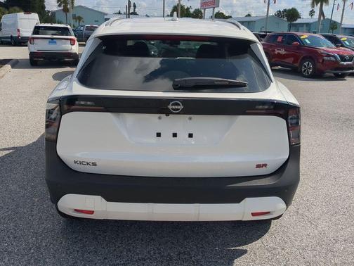 2025 Nissan Kicks SR