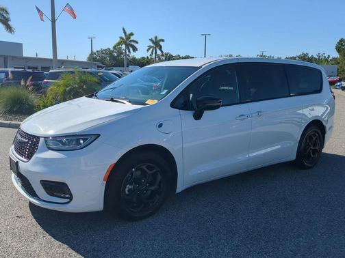 2024 Chrysler Pacifica Hybrid S Appearance Pkg