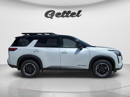 Everest White Pearl Tricoat/Super Black 2026 Nissan Pathfinder Rock Creek