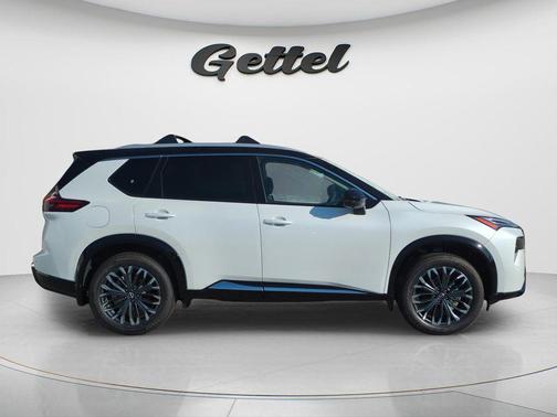 Everest White Pearl/Super Black 2026 Nissan Rogue Platinum