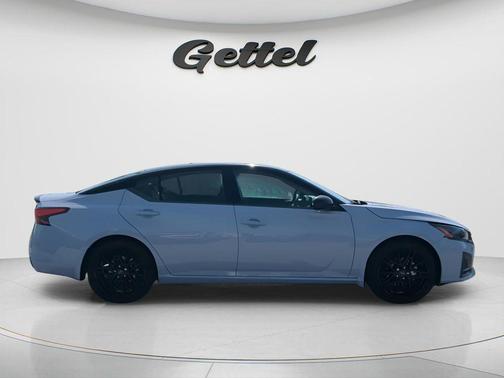 Gray Sky Pearl/Super Black 2026 Nissan Altima SR FWD