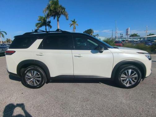 2023 Nissan Pathfinder SL 4WD