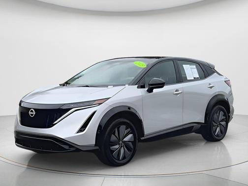 Brilliant Silver Metallic/Black Diamond Pearl 2023 Nissan ARIYA ENGAGE