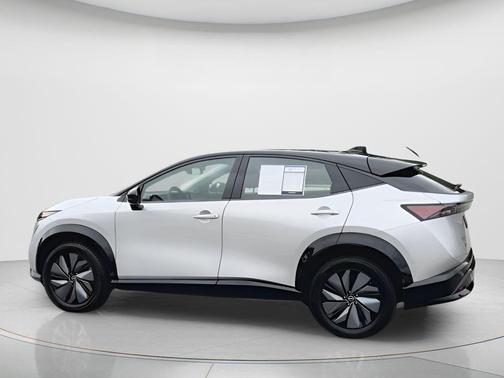 Brilliant Silver Metallic/Black Diamond Pearl 2023 Nissan ARIYA ENGAGE