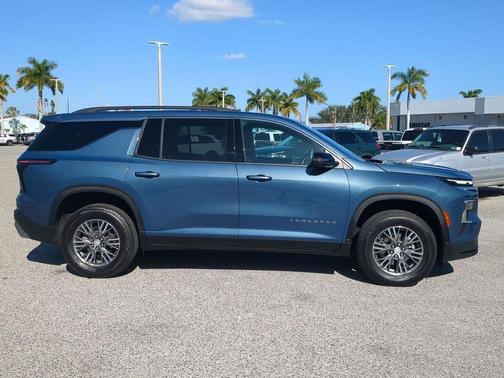 2025 Chevrolet Traverse LT