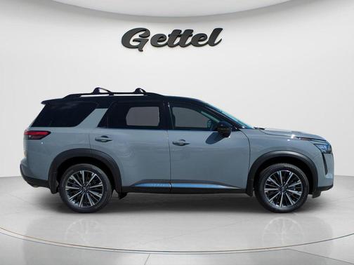 Boulder Gray Pearl/Super Black 2026 Nissan Pathfinder Platinum