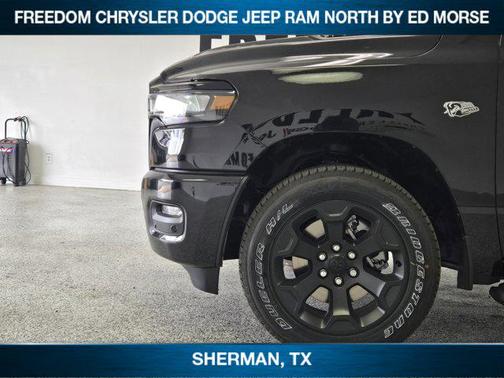 Diamond Black Crystal Pearlcoat 2026 RAM 1500 Express