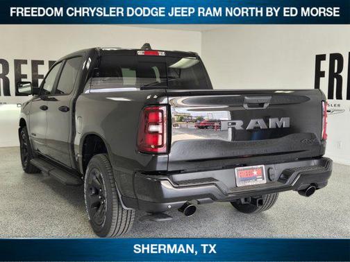 Diamond Black Crystal Pearlcoat 2026 RAM 1500 Express