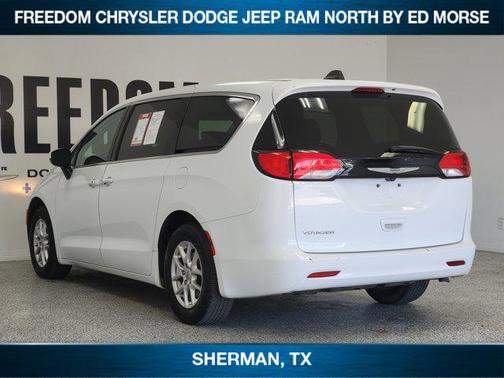 2023 Chrysler Voyager LX