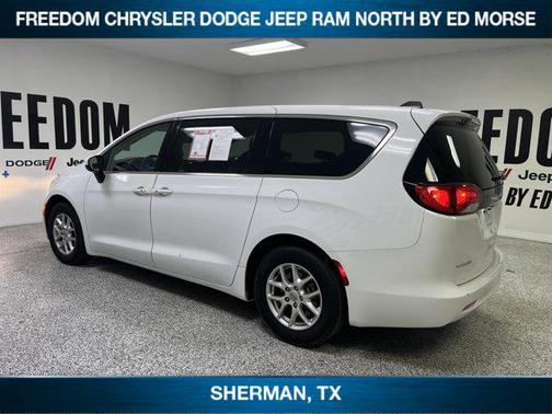 2023 Chrysler Voyager LX