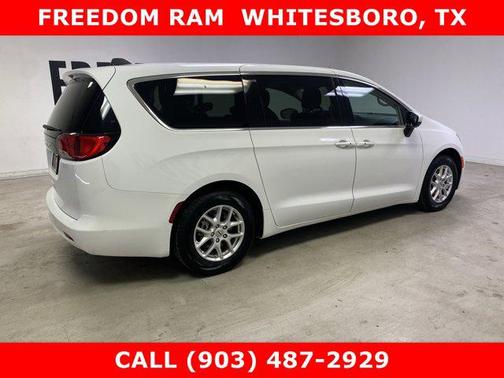 2022 Chrysler Voyager LX