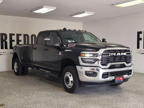 Diamond Black Crystal Pearlcoat 2026 RAM 3500 Tradesman