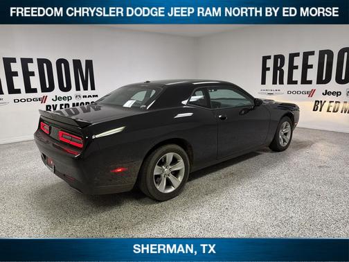 Pitch Black Clearcoat 2022 Dodge Challenger SXT