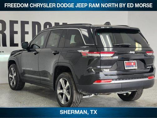 Diamond Black Crystal Pearlcoat 2026 Jeep Grand Cherokee Limited