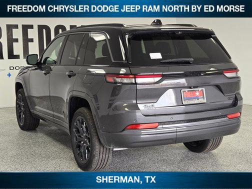 Baltic Gray Metallic Clearcoat 2026 Jeep Grand Cherokee Summit