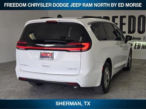 Bright White Clearcoat 2023 Chrysler Pacifica Limited