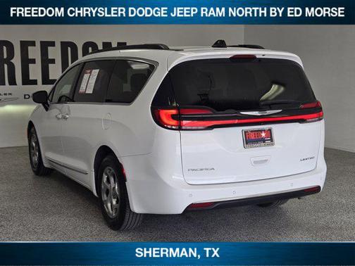 Bright White Clearcoat 2023 Chrysler Pacifica Limited