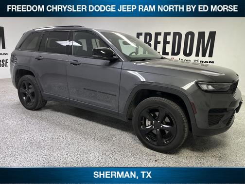Baltic Gray Metallic Clearcoat 2023 Jeep Grand Cherokee Altitude