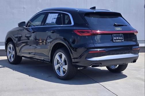 Mythos Black Metallic 2026 Audi Q5 Premium Plus TFSI quattro S tronic