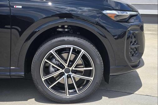 Mythos Black Metallic 2026 Audi Q5 Premium Plus TFSI quattro S tronic