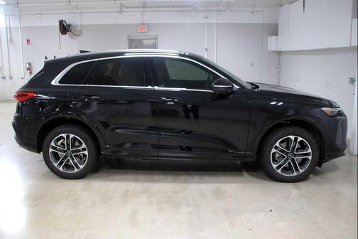 Mythos Black Metallic 2025 Audi Q5 Premium Plus TFSI quattro S tronic