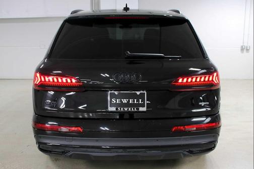 Mythos Black Metallic 2023 Audi Q7 45 Premium Plus