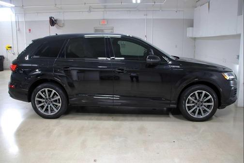 Mythos Black Metallic 2023 Audi Q7 45 Premium Plus
