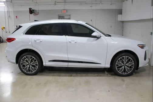 Glacier White Metallic 2025 Audi Q5 Premium Plus TFSI quattro S tronic
