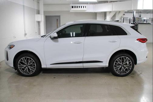 Glacier White Metallic 2025 Audi Q5 Premium Plus TFSI quattro S tronic