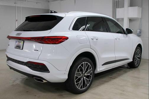 Glacier White Metallic 2025 Audi Q5 Premium Plus TFSI quattro S tronic
