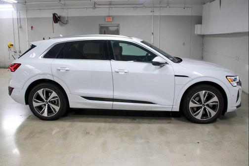 Glacier White Metallic 2024 Audi Q8 e-tron Premium Plus