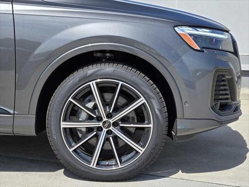 2025 Audi Q7 45 Premium Plus