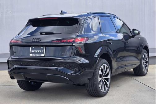 Mythos Black Metallic 2026 Audi Q3 TFSI quattro S tronic